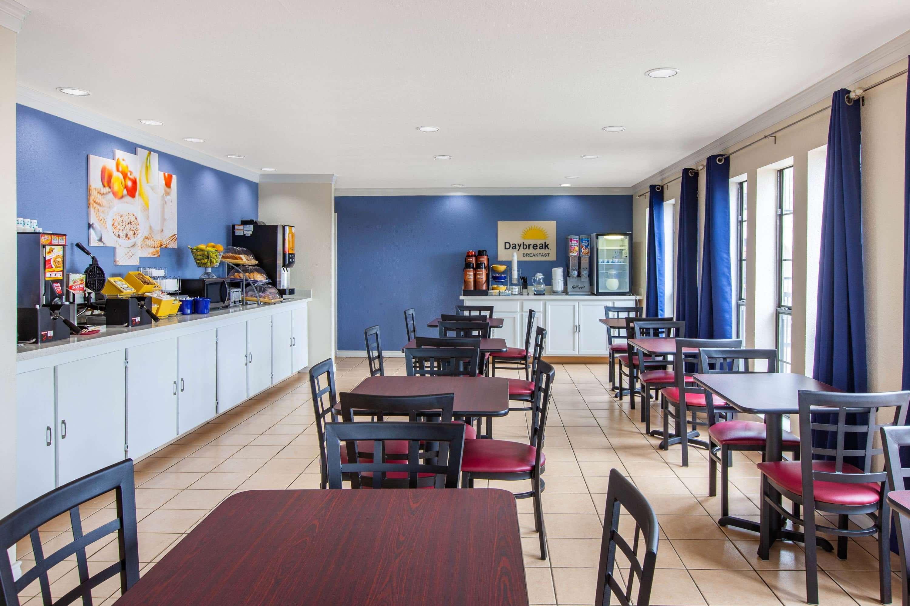 Days Inn & Suites By Wyndham Braunig Lake Elmendorf Ngoại thất bức ảnh