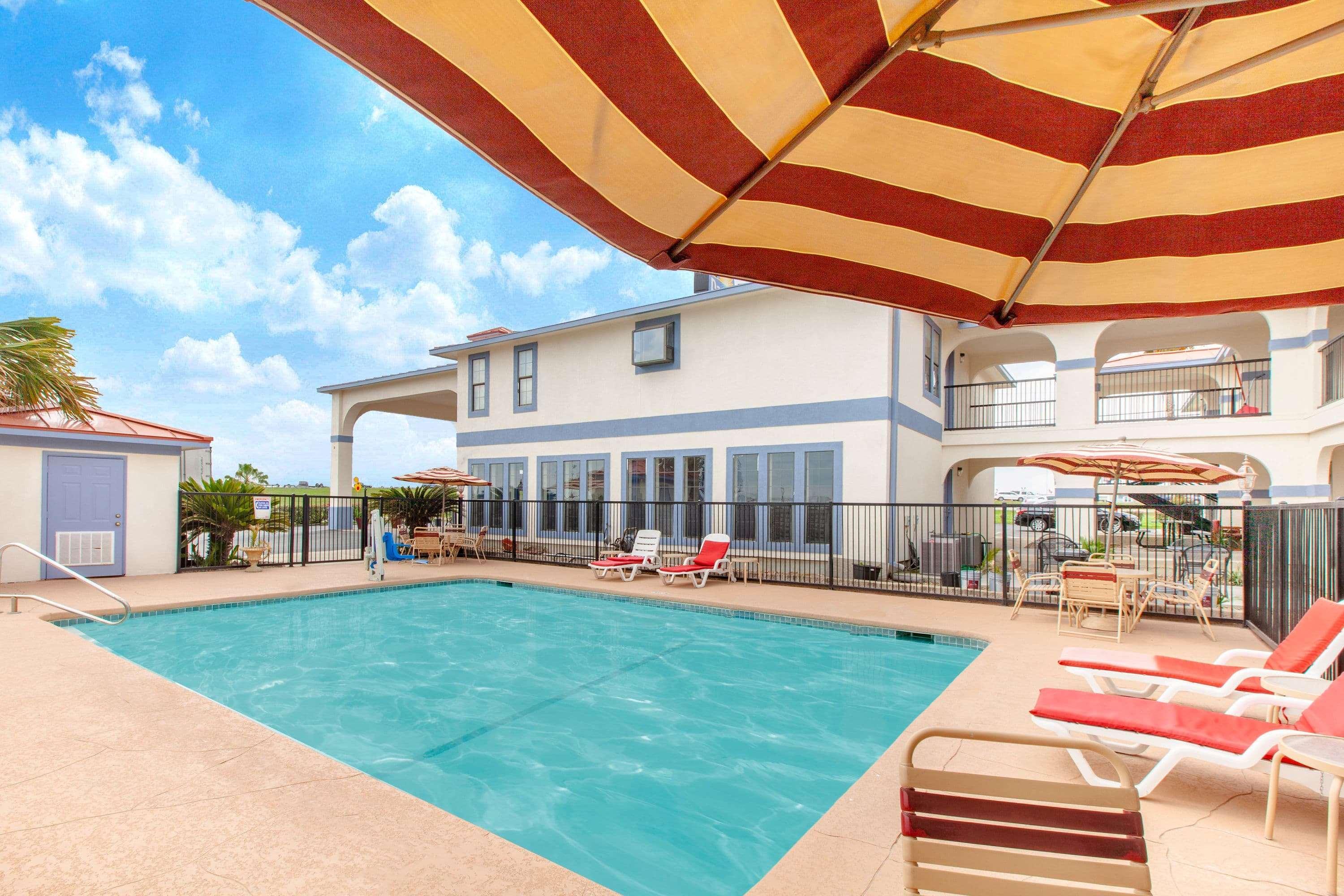 Days Inn & Suites By Wyndham Braunig Lake Elmendorf Ngoại thất bức ảnh